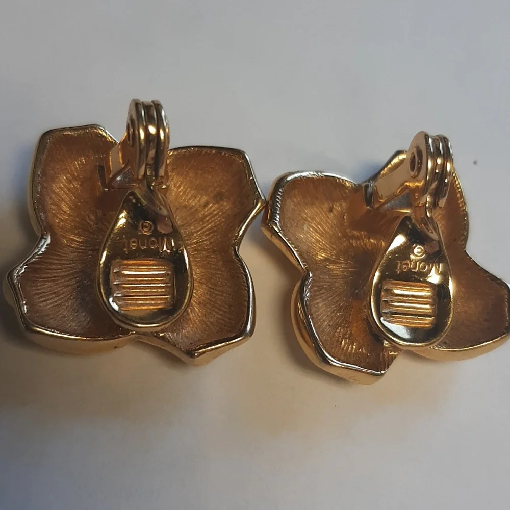 326. MONET GOLD CLIP ON EARRINGS SIGNED - Picture 2 of 4